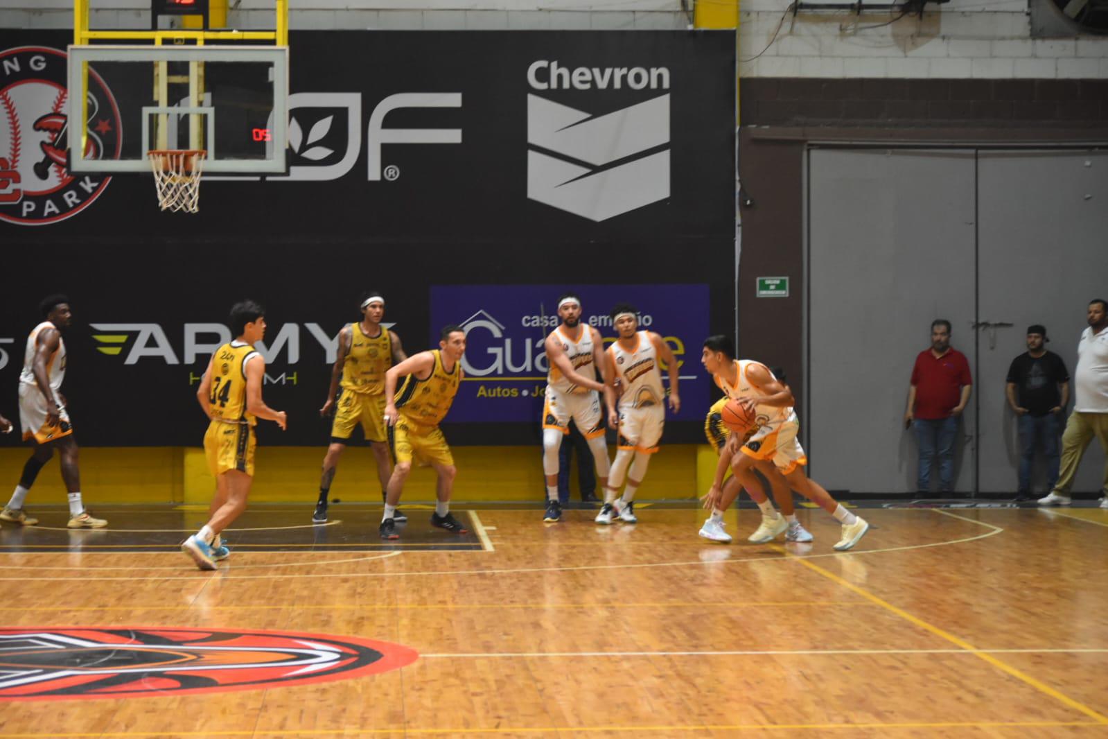 $!Padece Piratas Basketball un difícil último cuarto y le cuesta el partido ante Frayles