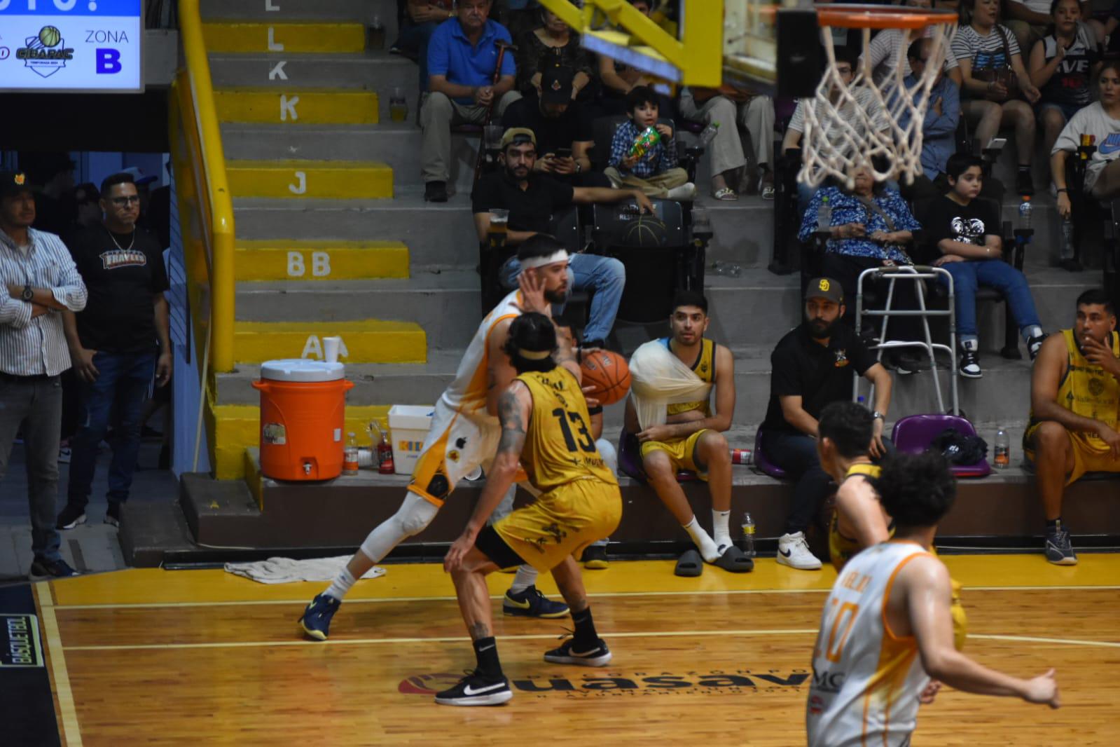 $!Padece Piratas Basketball un difícil último cuarto y le cuesta el partido ante Frayles