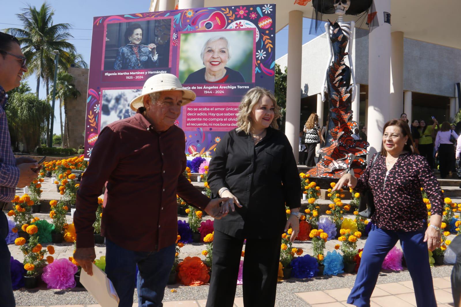 $!Recuerdan a mujeres luchadoras con altar de muertos en el Congreso de Sinaloa