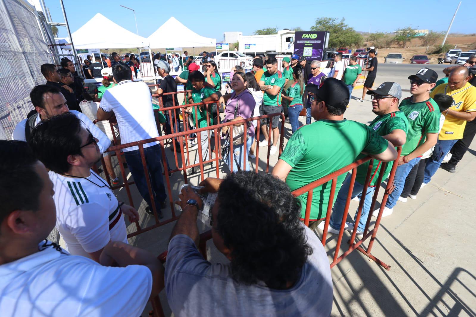 $!‘Pintan de verde’ el Kraken en una fiesta familiar de futbol