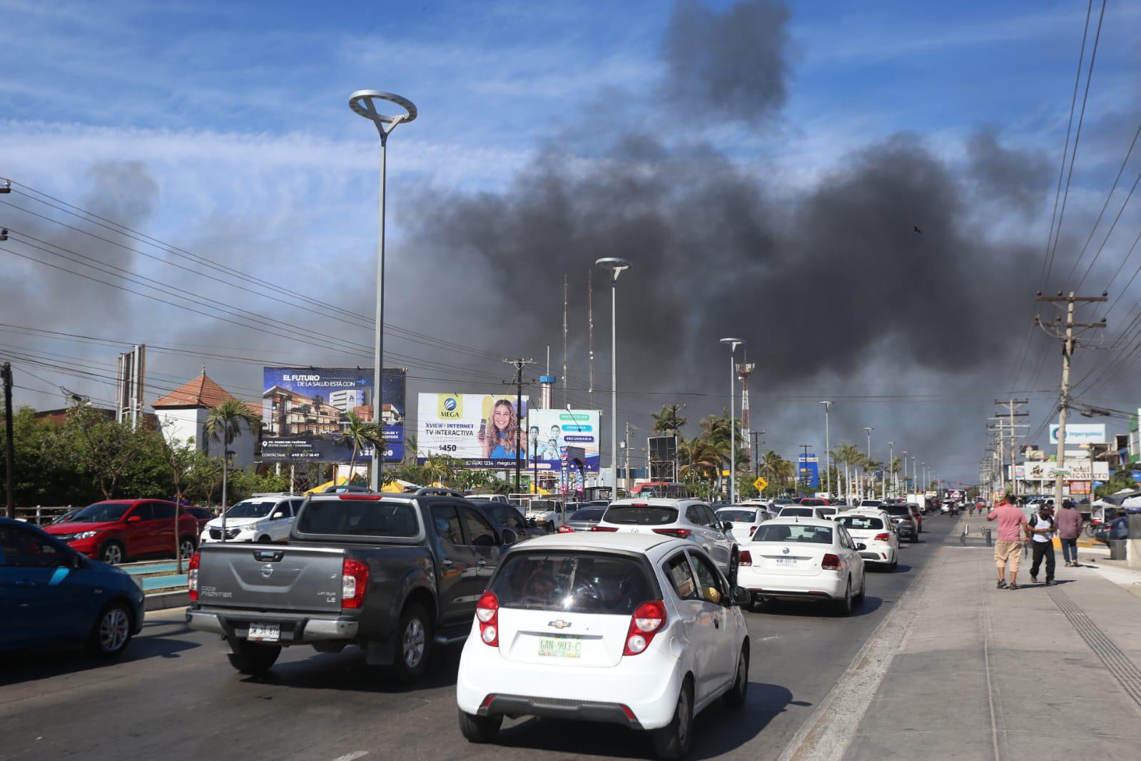 $!Se registra fuerte incendio en Mazatlán