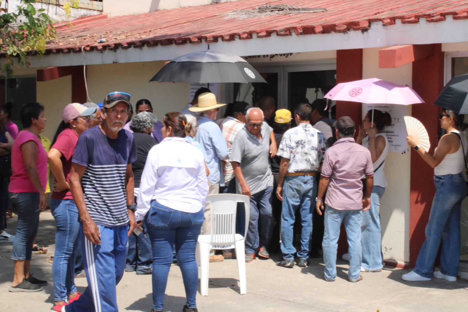 $!Ciudadanos se molestan ante retraso de apertura y lentitud en casilla de Rosario