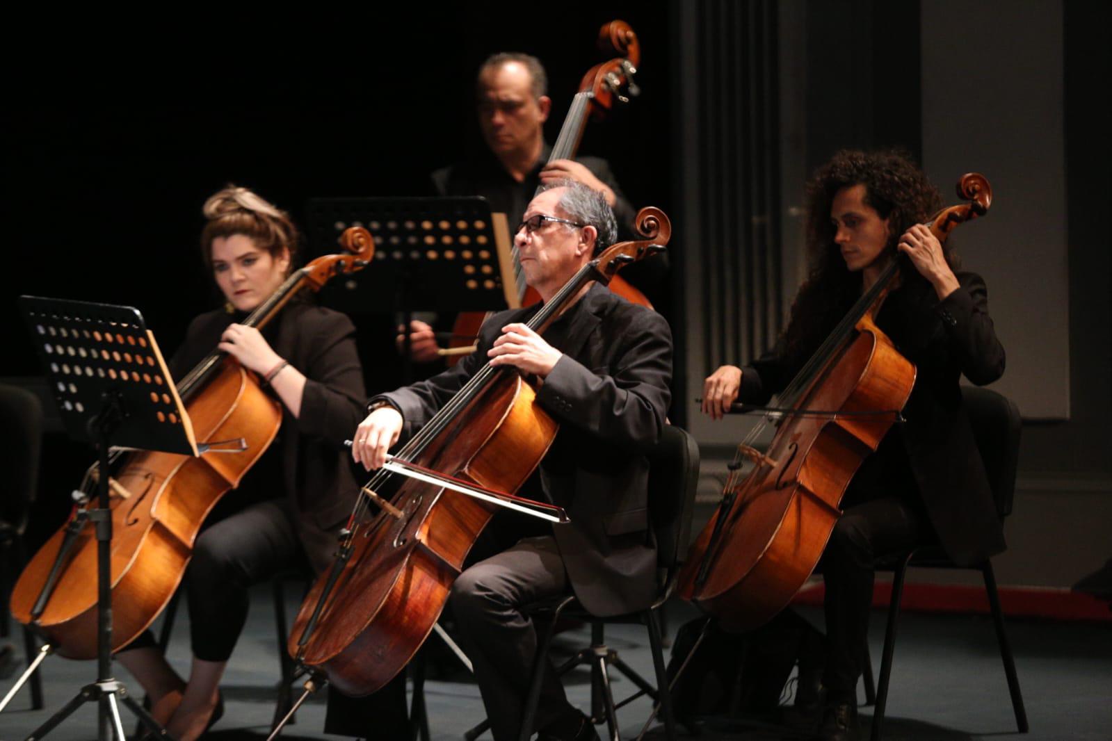 $!En la velada participa la Camerata Mazatlán dirigida por el director huésped Sergio Freeman.