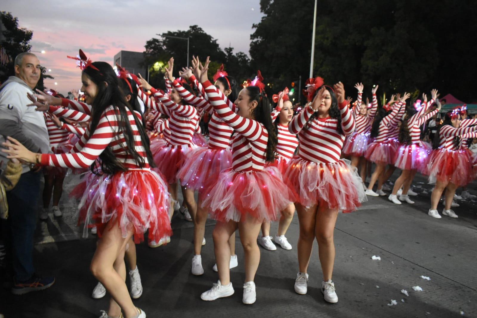 $!Animan con Desfile Navideño espíritu decembrino en Culiacán