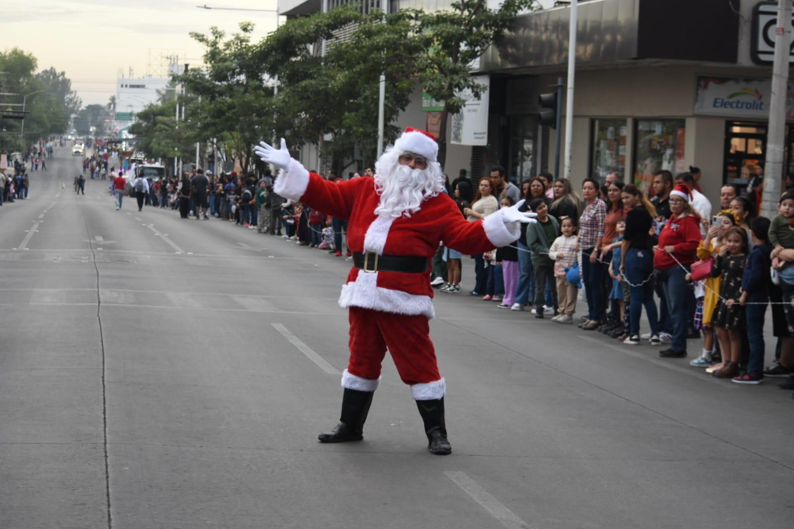 $!Animan con Desfile Navideño espíritu decembrino en Culiacán