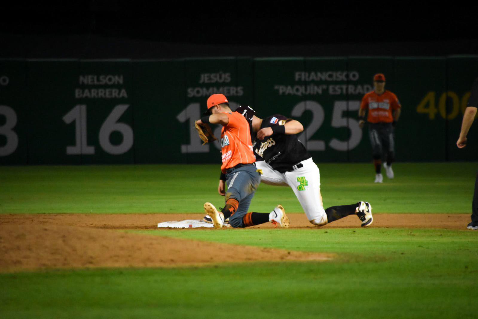 $!Tomateros de Culiacán saca la escoba en el Clásico de la LMP