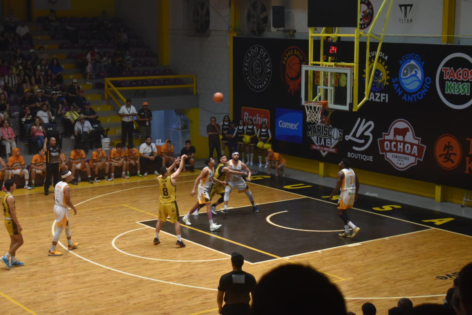 $!Padece Piratas Basketball un difícil último cuarto y le cuesta el partido ante Frayles