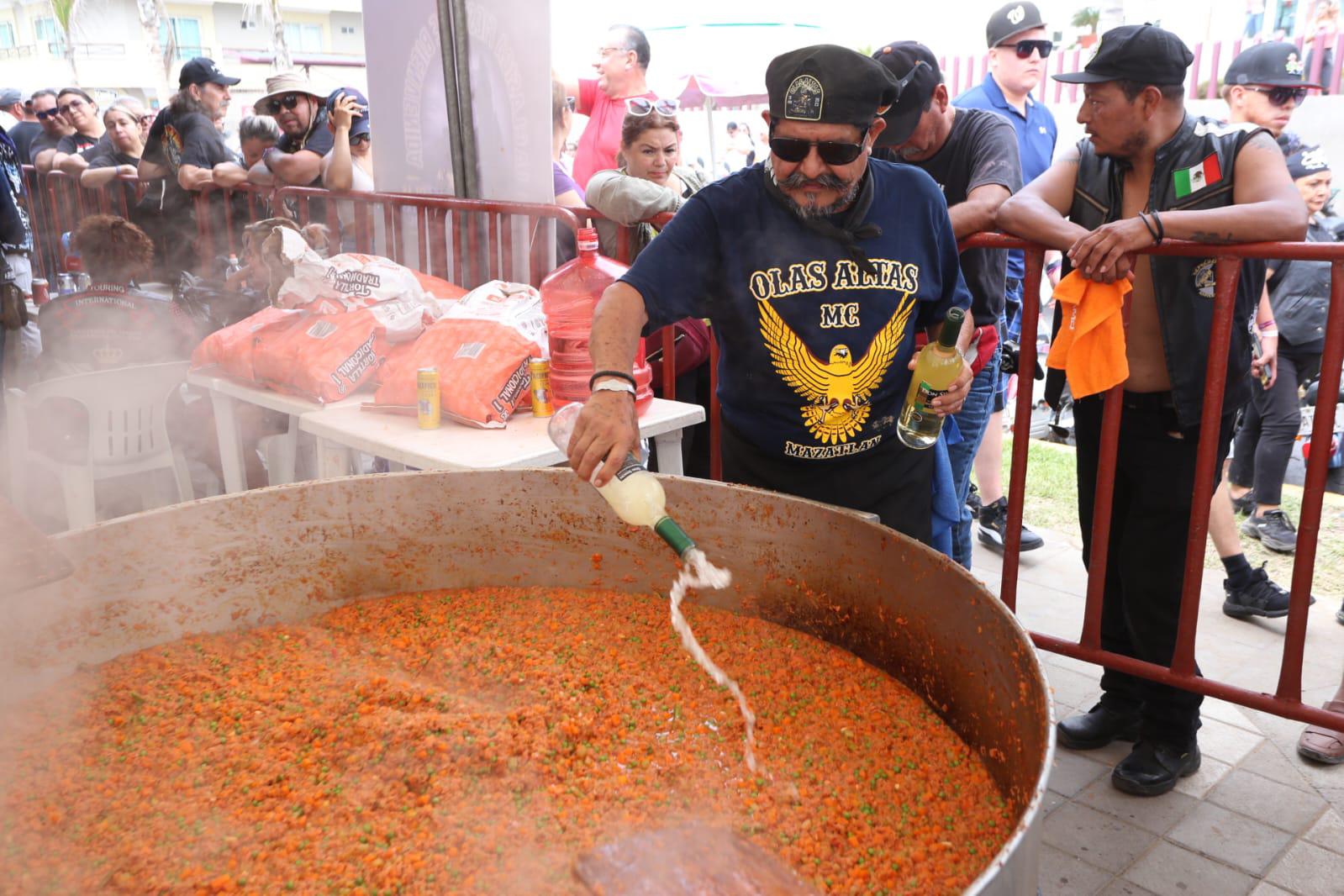 $!El chef Óscar Vega Díaz, quien es socio fundador y el primer presidente del Motoclub Olas Altas, preparó marlín al Chipotle con vino blanco que se ofreció a los visitantes.