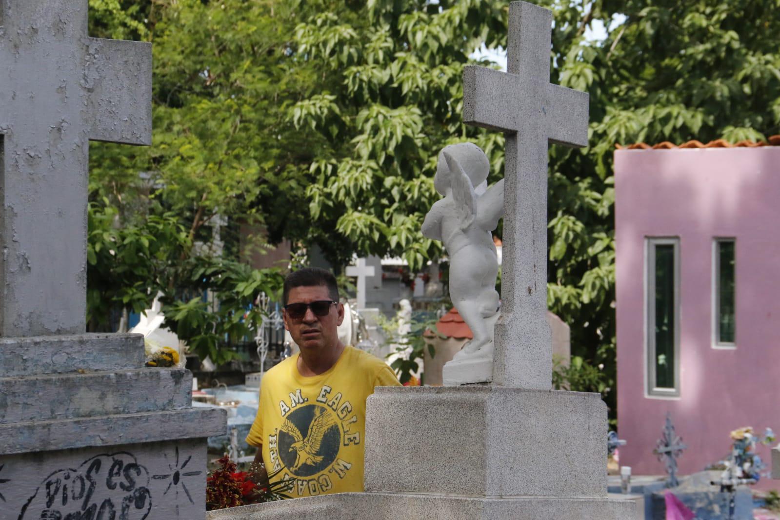 $!En el Panteón Civil de Culiacán, los angelitos reciben a sus padres