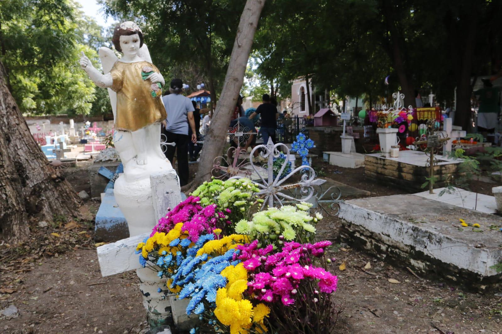 $!En el Panteón Civil de Culiacán, los angelitos reciben a sus padres