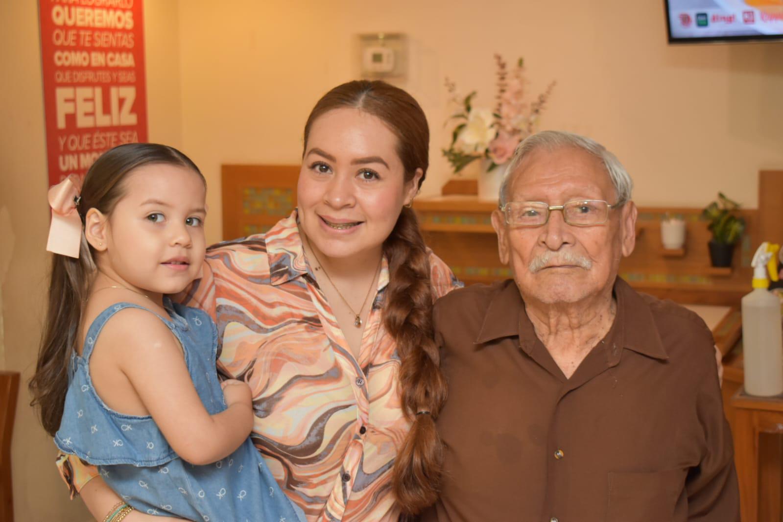 $!Con su nieta Yeini López y su bisnieta María Alayna Félix.