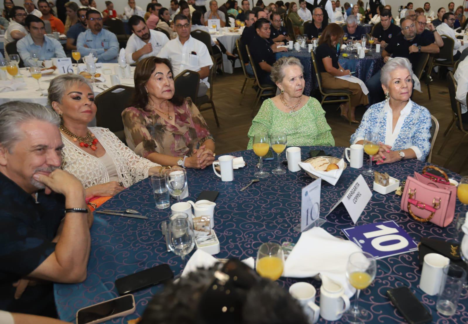 $!La familia Coppel atenta a la ponencia.