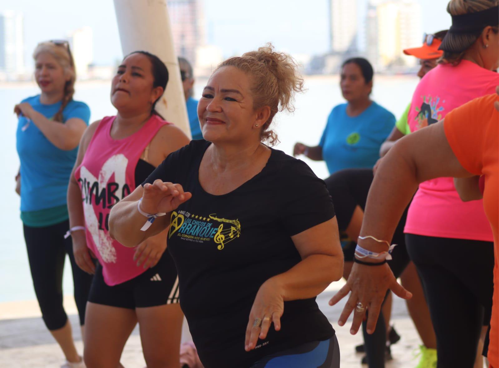 $!Bailan en favor de niños con discapacidad, en Playa Norte