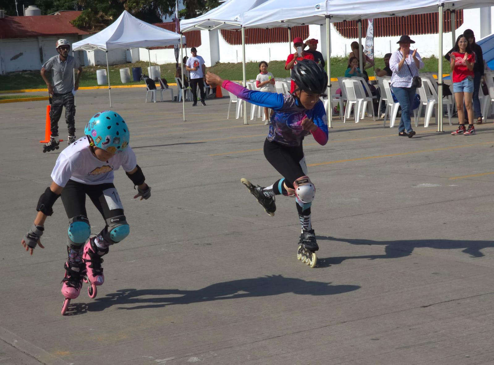 $!¡Entran patinadores en la recta final, a toda velocidad!