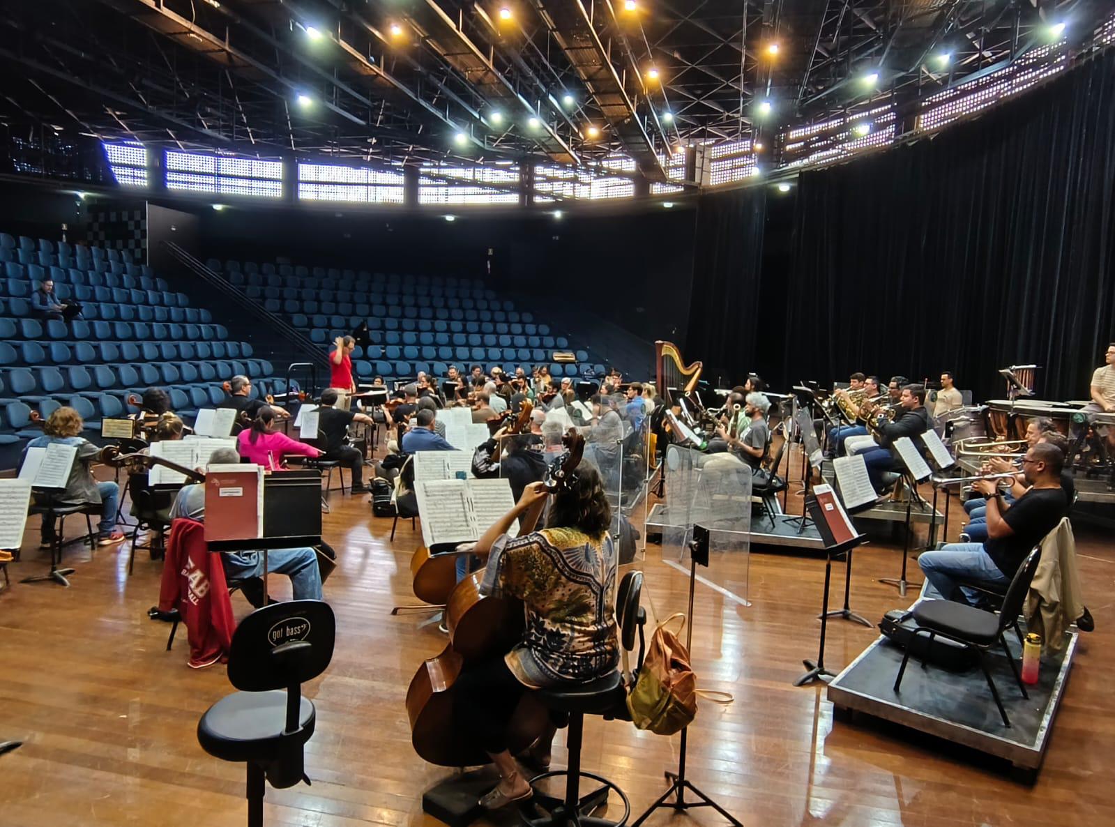 $!El director de orquesta mexicano durante uno de los ensayos previos al concierto.