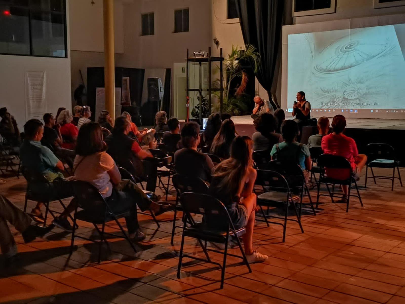 $!La proyección del documental se llevó a cabo en el patio del Museo de Arte de Mazatlán.