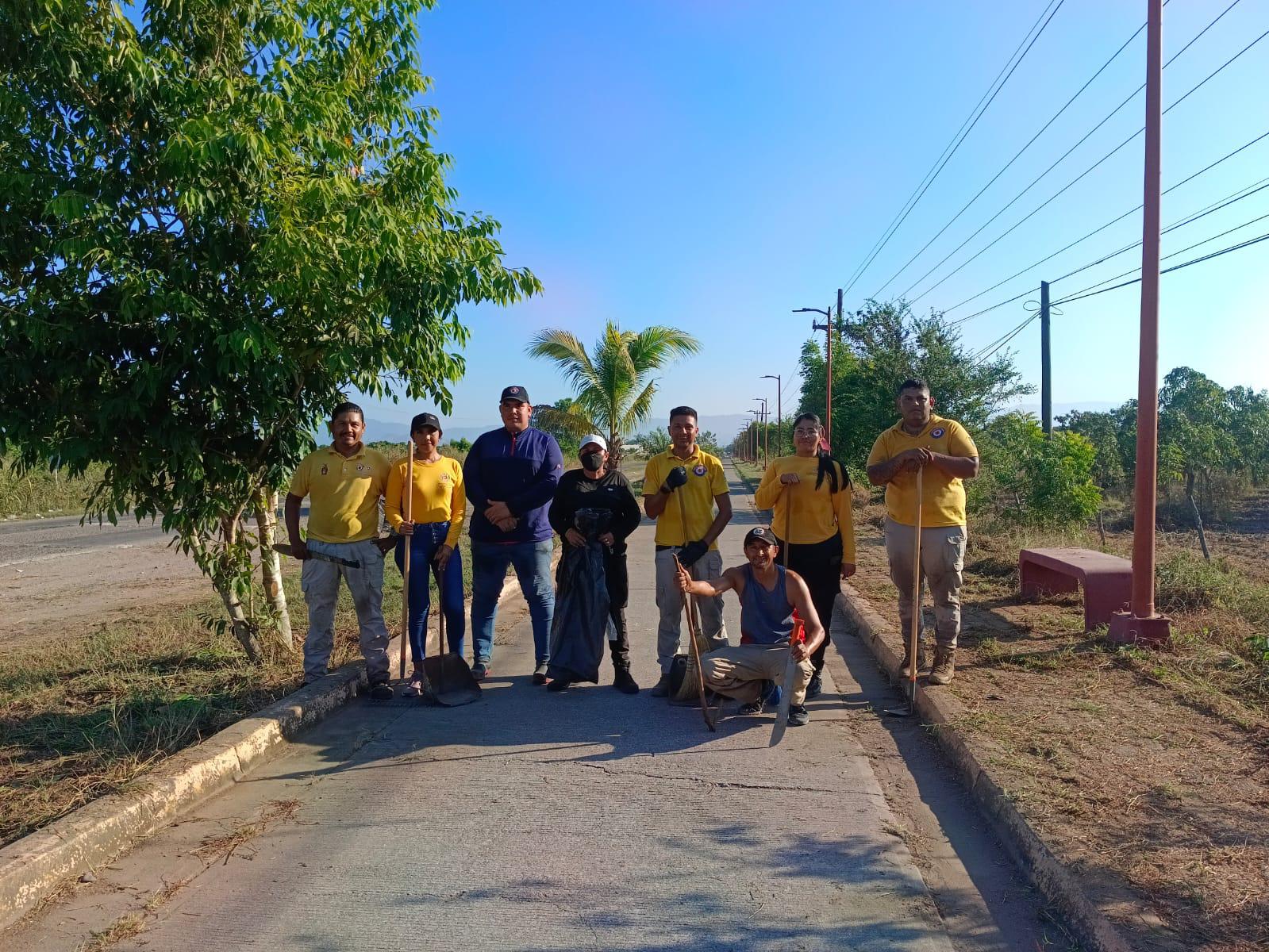 $!Protección Civil se suma al embellecimiento de Escuinapa con limpieza de ciclovía