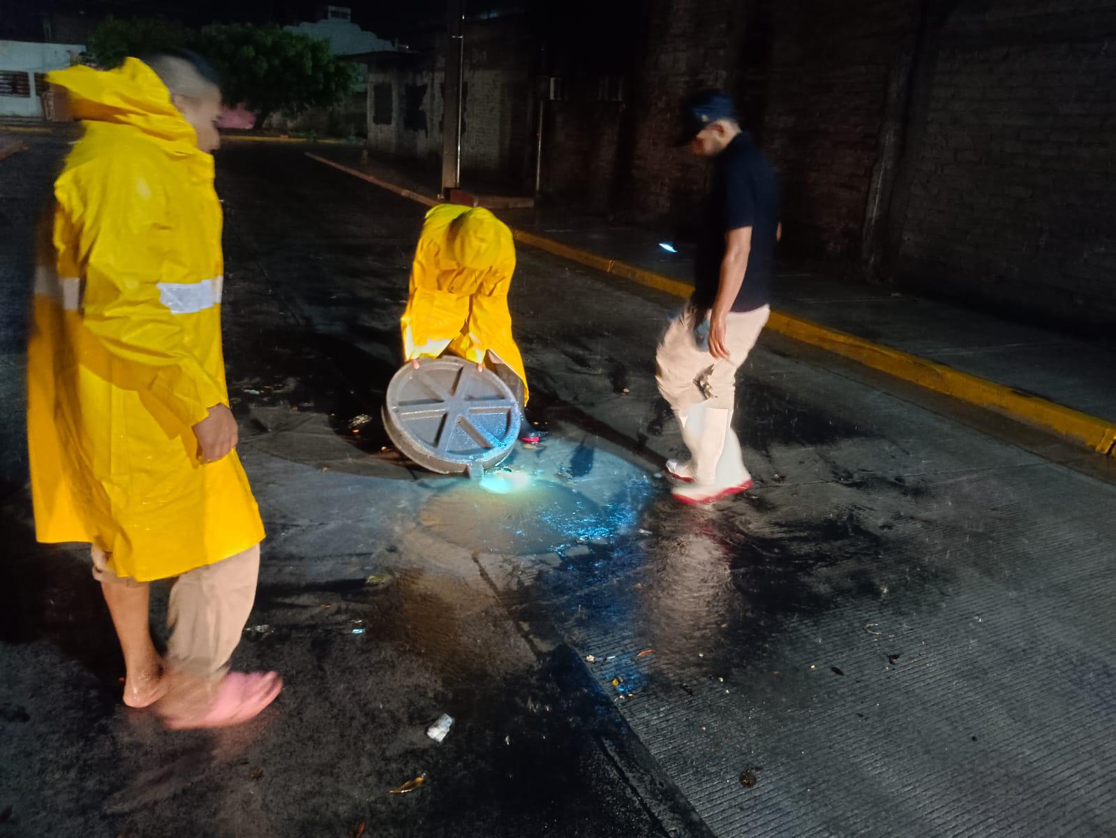 $!Tres viviendas entre el agua dejan lluvias en Escuinapa