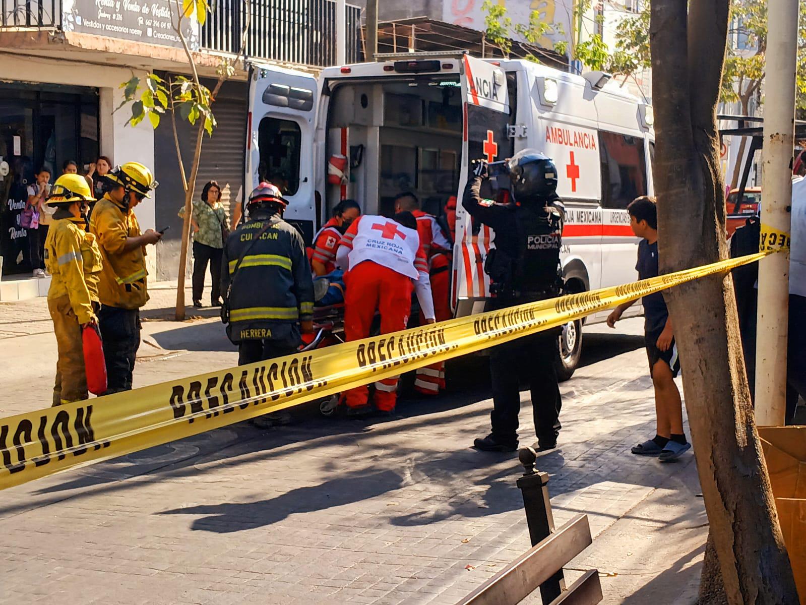 $!Soldador en un edificio en el Centro de Culiacán termina electrocutado