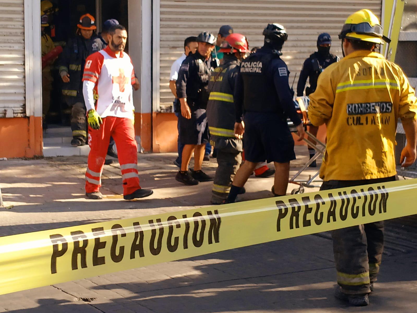 $!Soldador en un edificio en el Centro de Culiacán termina electrocutado