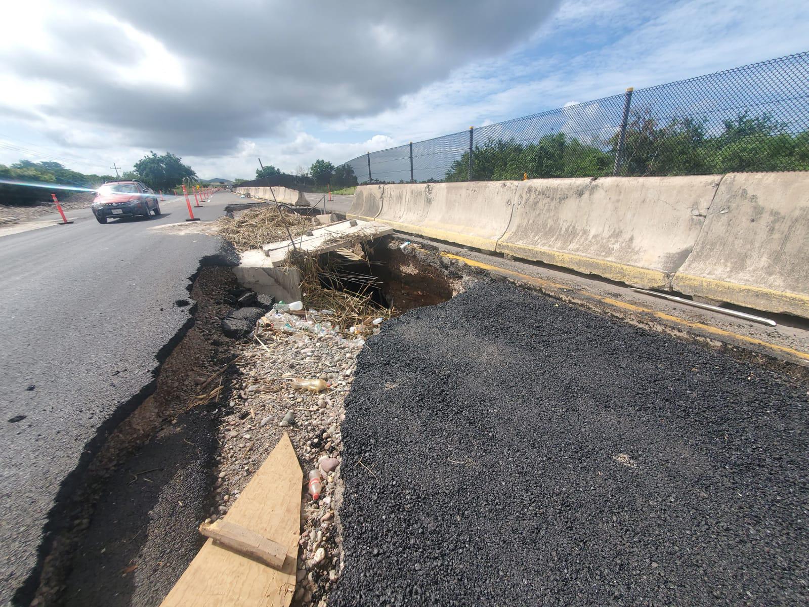 $!La autopista Mazatlán-Culiacán, tras las lluvias, está llena de baches