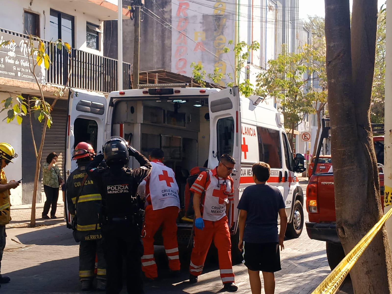 $!Soldador en un edificio en el Centro de Culiacán termina electrocutado