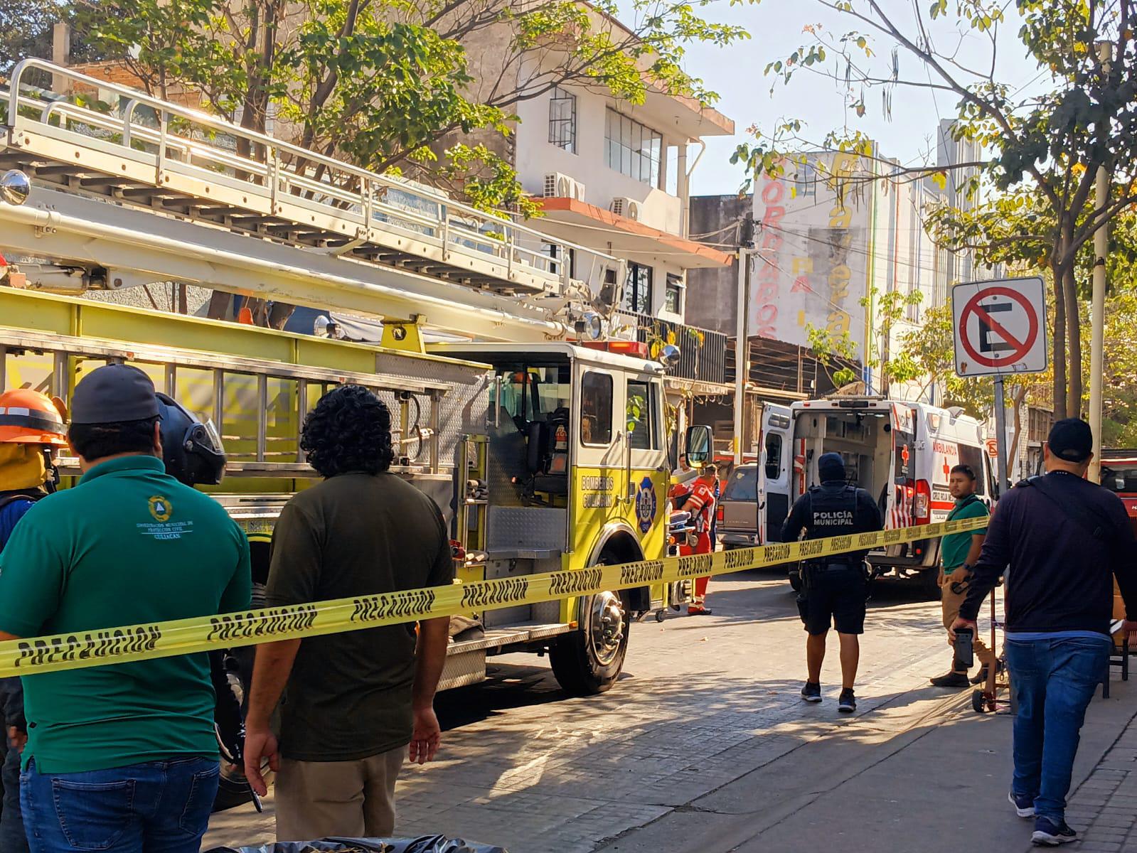 $!Soldador en un edificio en el Centro de Culiacán termina electrocutado