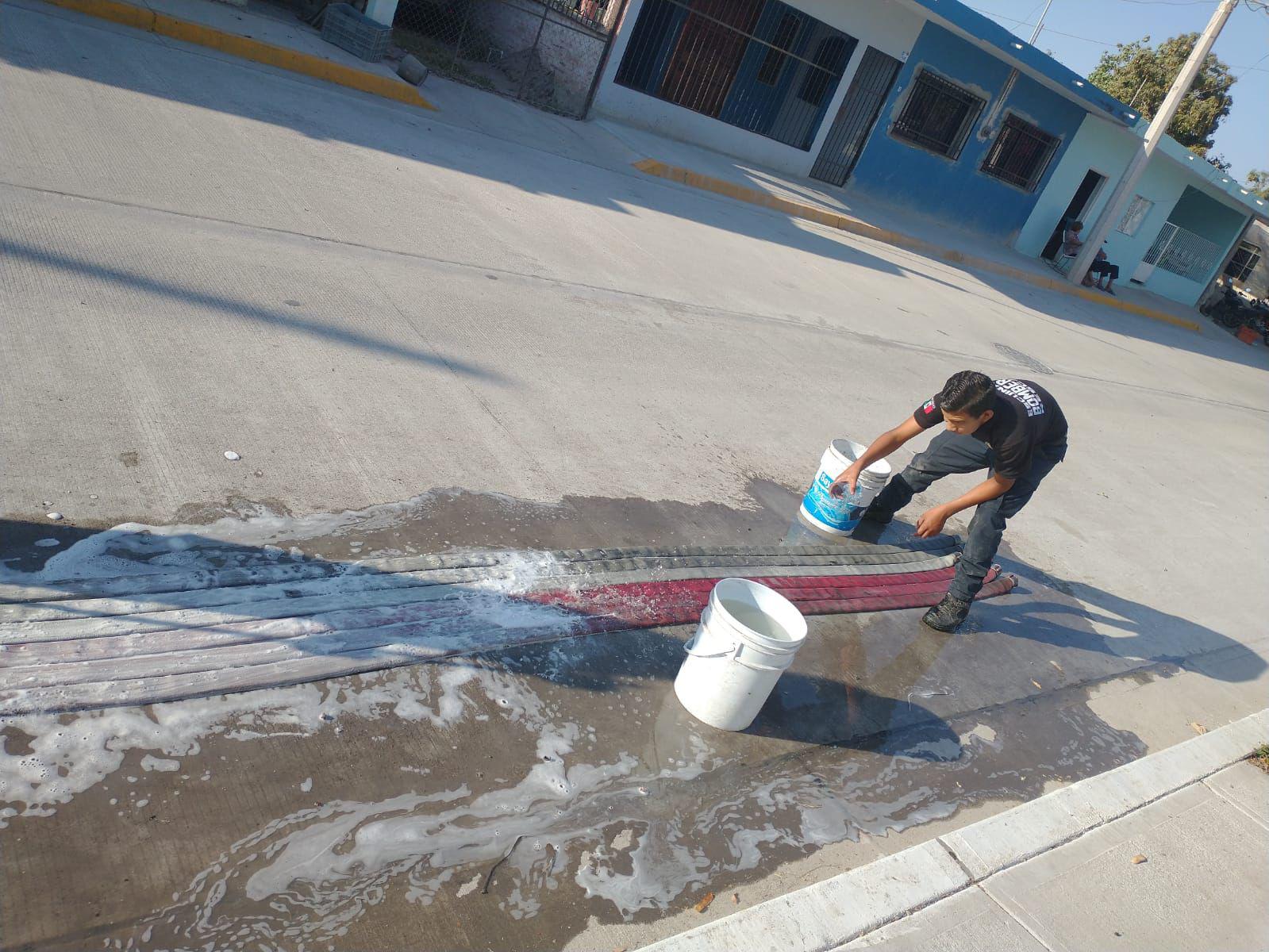 $!Bomberos de Escuinapa trabaja con camión prestado por Bomberos de Mazatlán