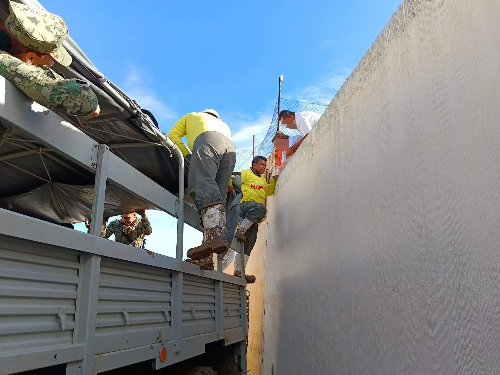 $!Marina suma 32 toneladas de insumos para llevar comida caliente a la población de Acapulco