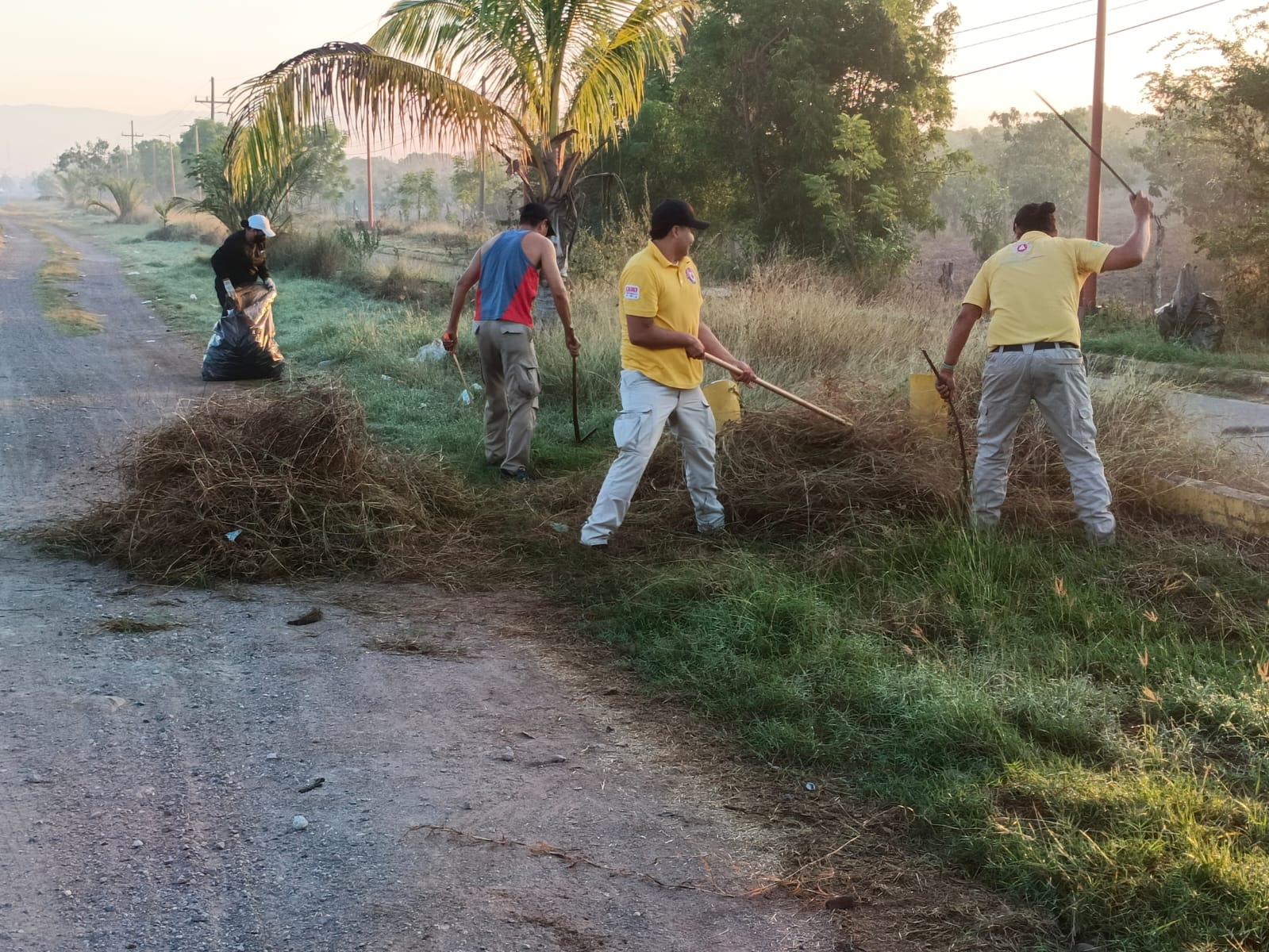 $!Protección Civil se suma al embellecimiento de Escuinapa con limpieza de ciclovía