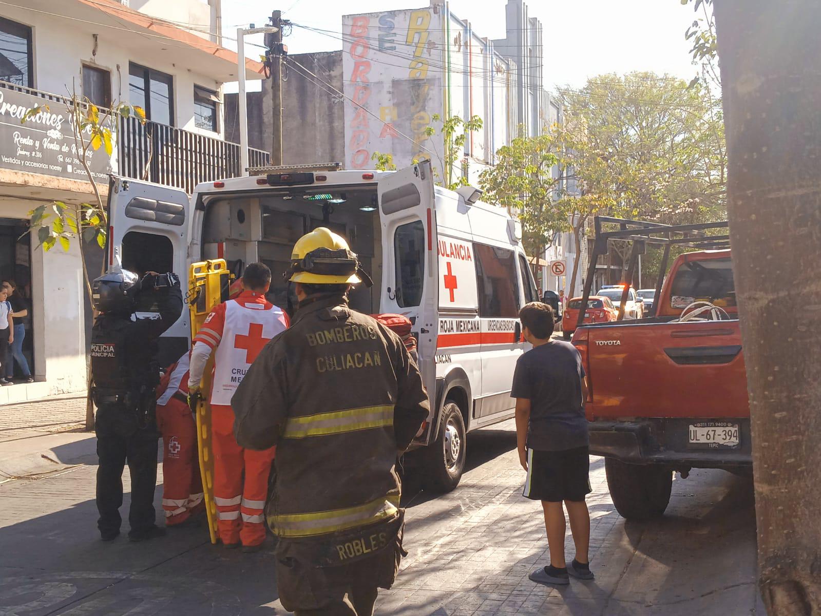 $!Soldador en un edificio en el Centro de Culiacán termina electrocutado