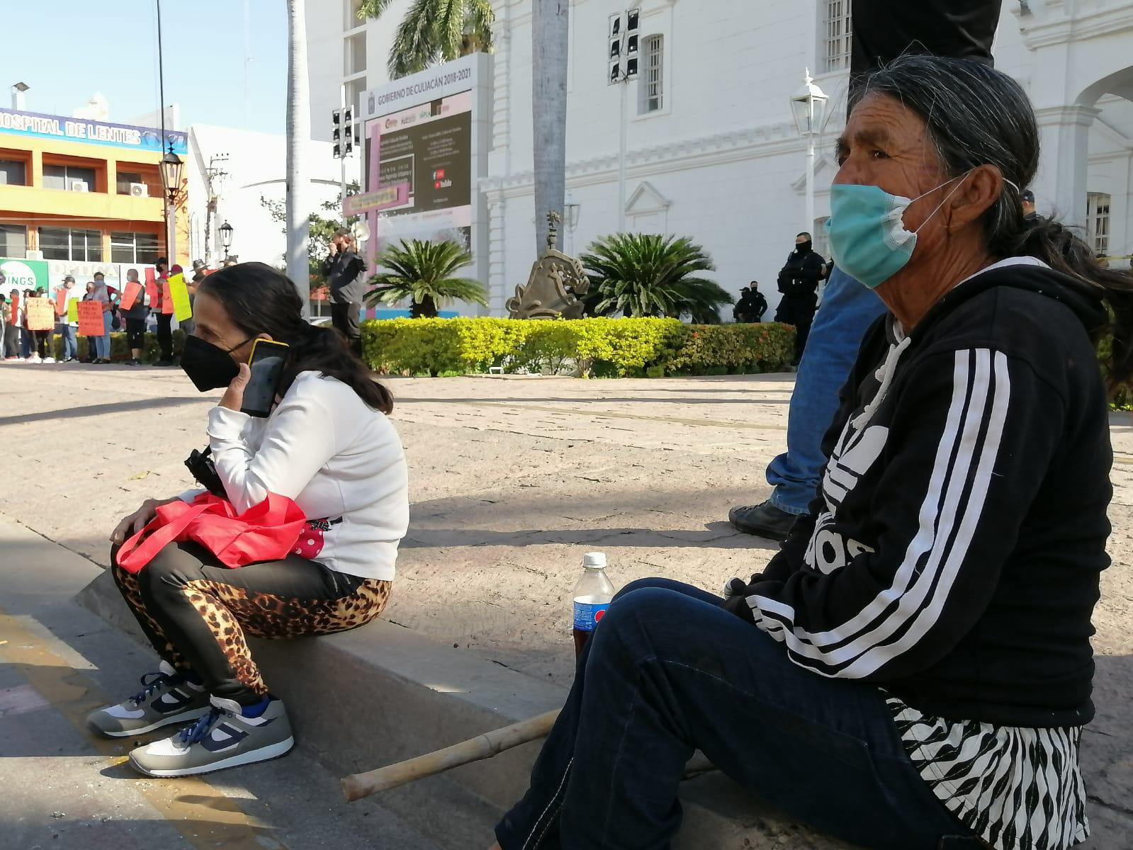 $!Pepenadores acusan presunto interés de privatizar la basura y se manifiestan en el Ayuntamiento de Culiacán