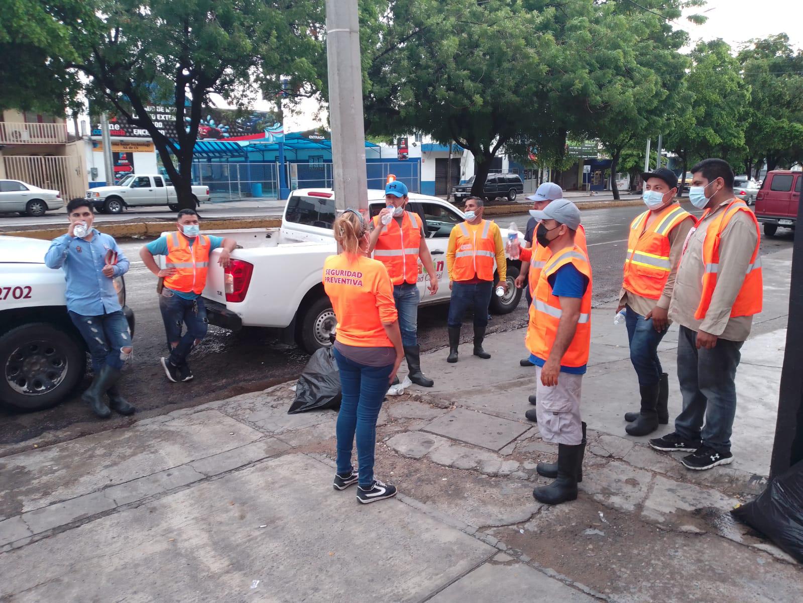 $!Cada vez que llueve se retiran hasta 4 toneladas de basura de las alcantarillas: Gobierno de Culiacán