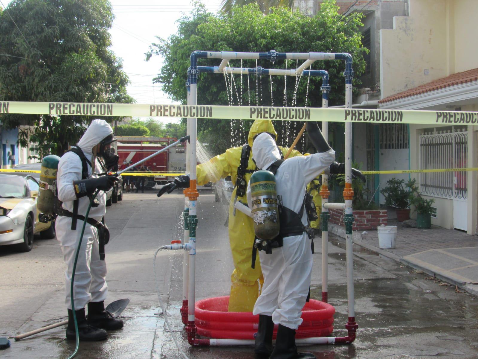 $!Pleito entre vecinos en la colonia Juárez, en Mazatlán, termina con un derrame de material químico y alarma en la gente