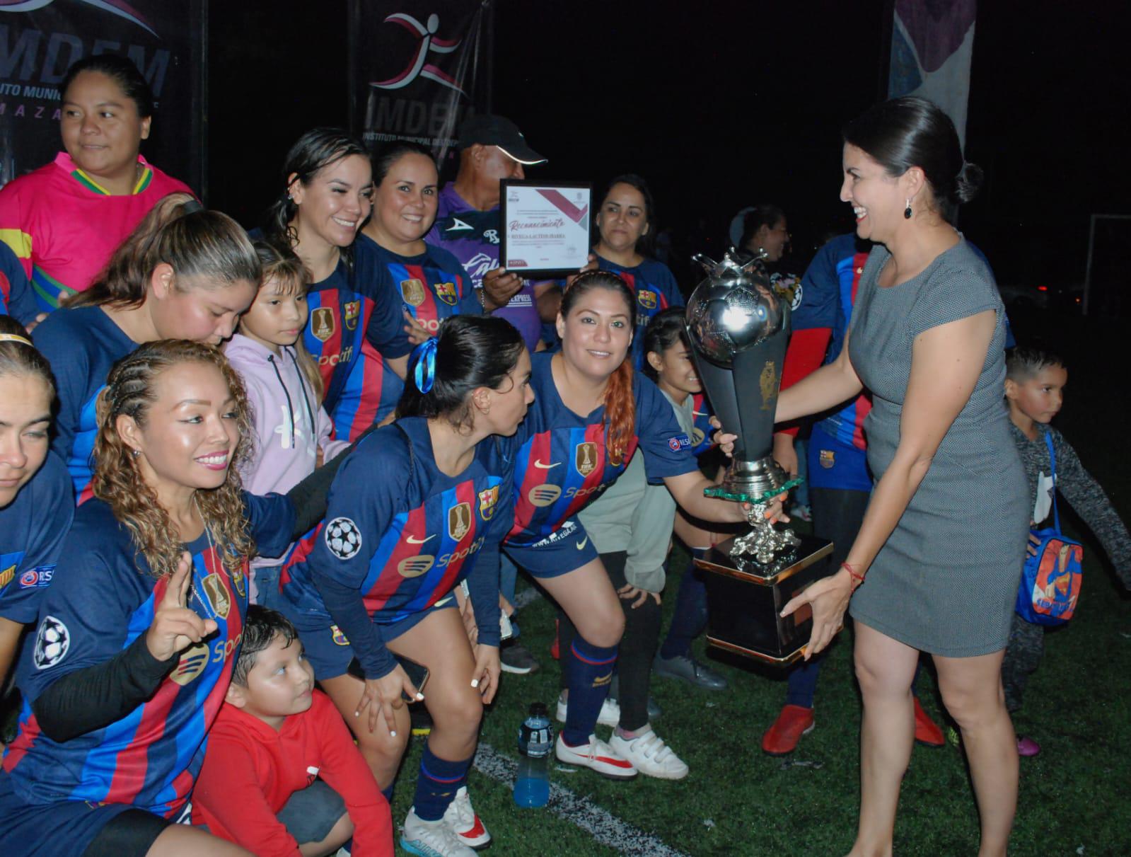 $!Se corona Amigas del Campeón, en el Torneo Mamis Fut de la Esmeralda