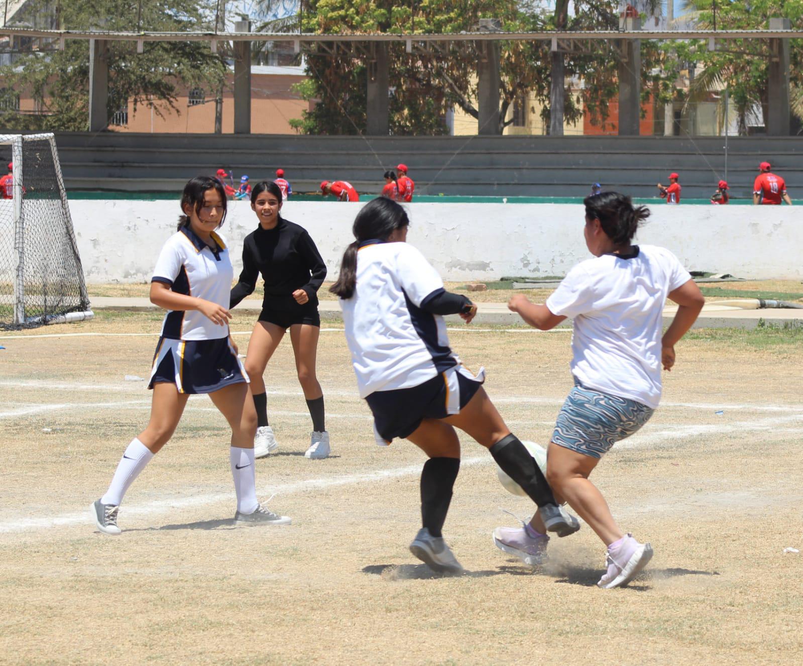 $!Se cuela Secundaria 8 a semifinales de futbol femenil de la Olimpiada Deportiva