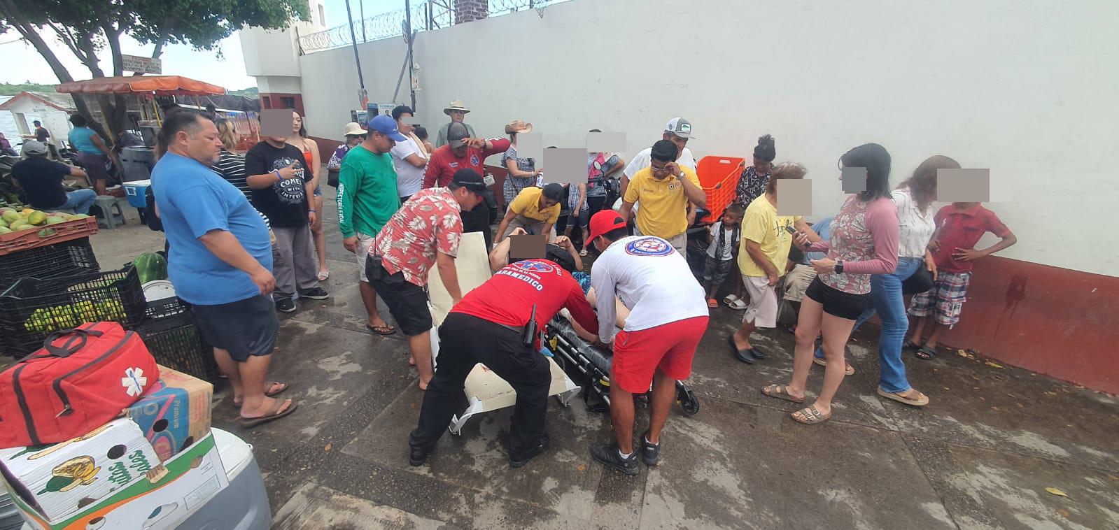 $!Salen lesionados dos bañistas tras ser golpeados por una embarcación menor en playa de la Isla de la Piedra