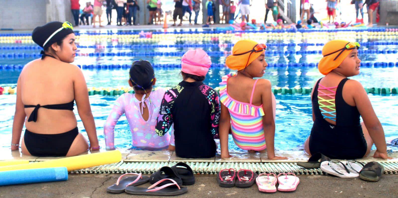 $!Cierran cientos de niños con gran alegría el Curso Intensivo de Natación de Semana Santa