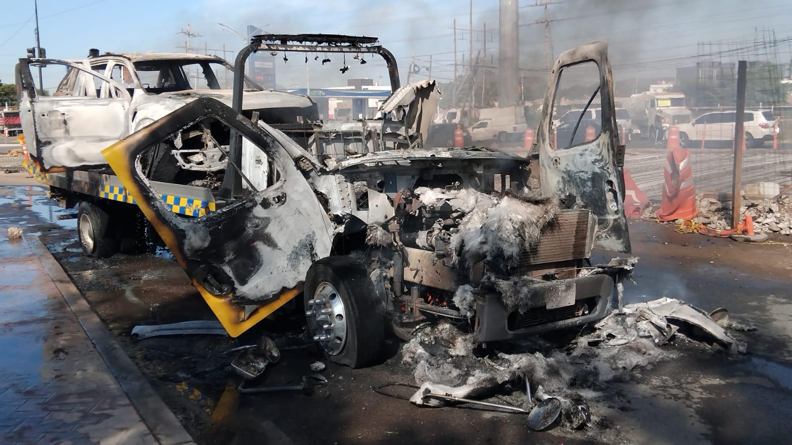 $!Incendian camioneta que transportaba grúa en la salida norte de Culiacán