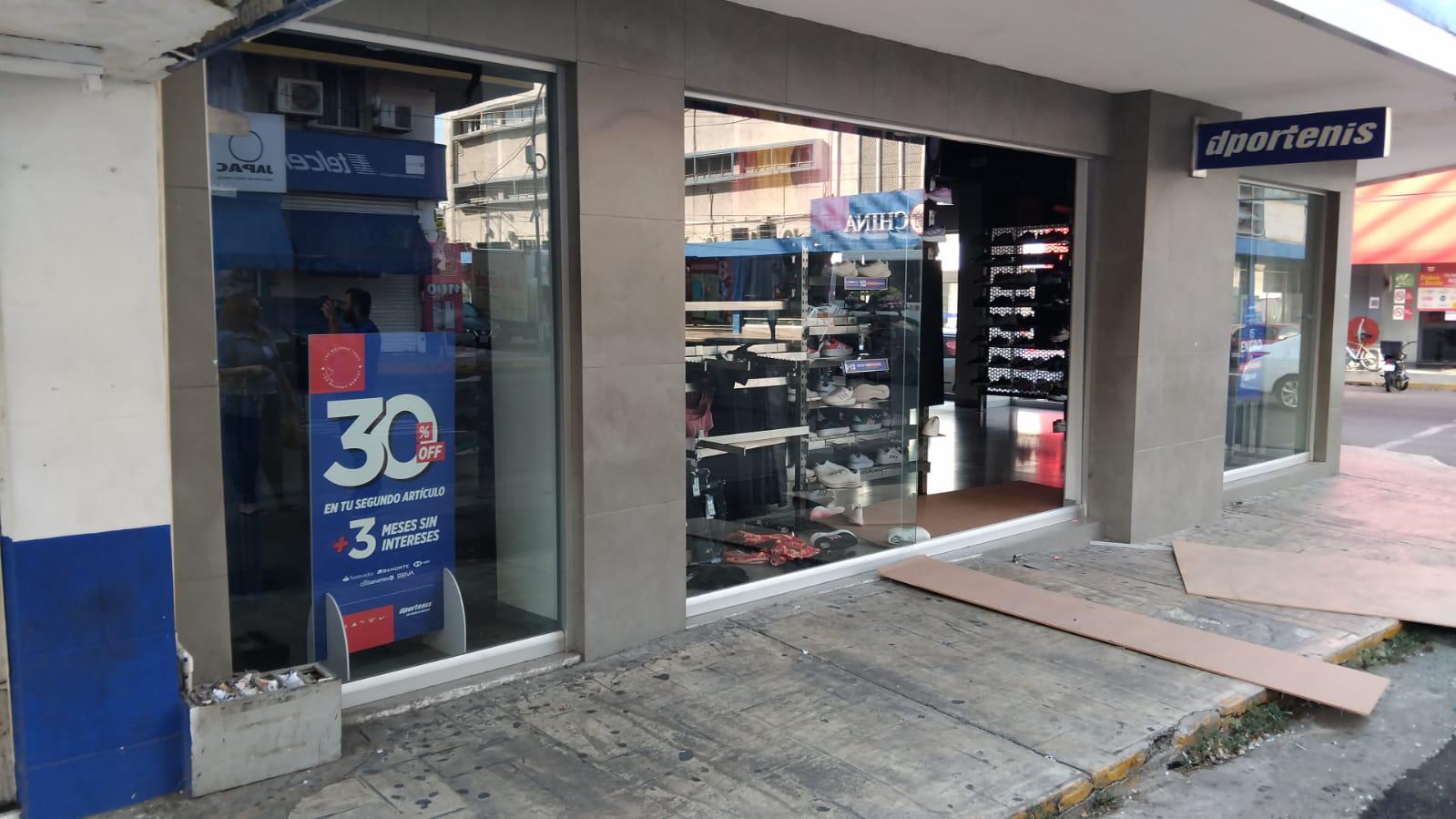 $!Vandalizan y roban zapatería en pleno centro de Culiacán