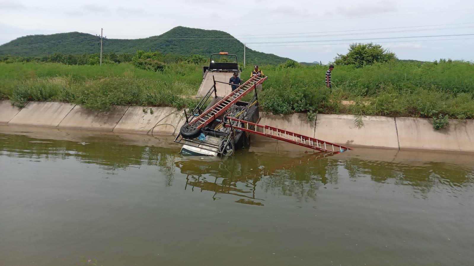 $!Muere trabajador al caer en canal de riego en Rosario