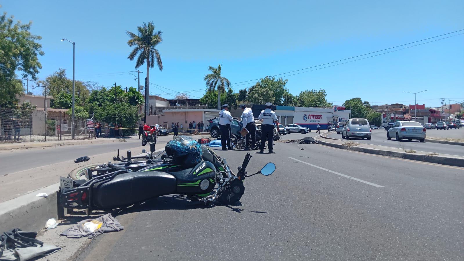 $!Se brinca carril por alta velocidad y embiste tres vehículos: mata a motociclista