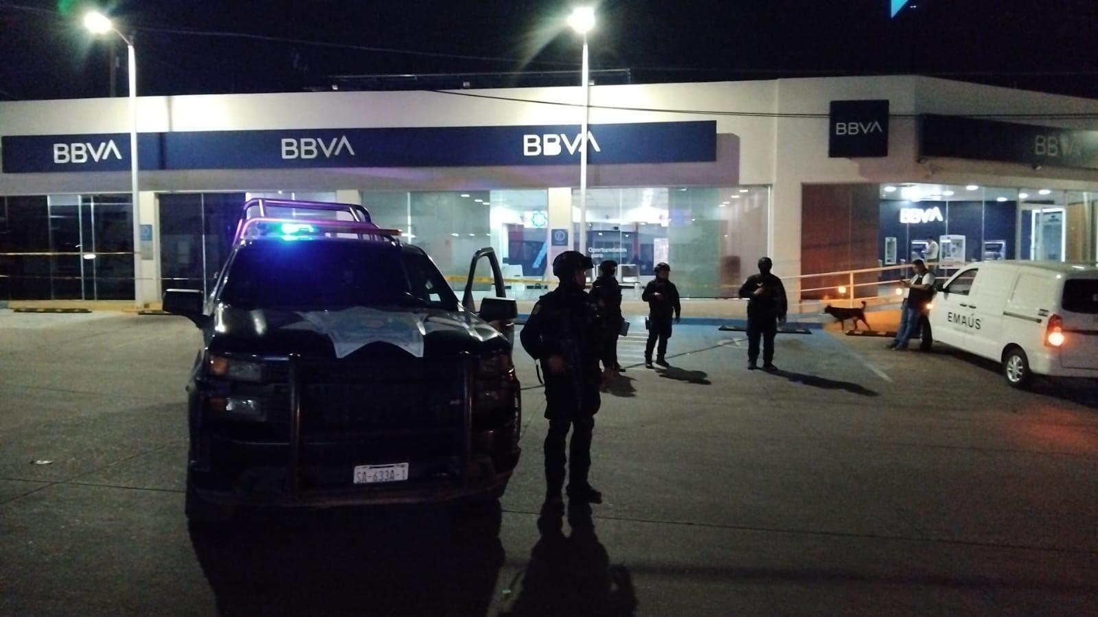 $!Asesinan a un motociclista afuera de un banco en Culiacán