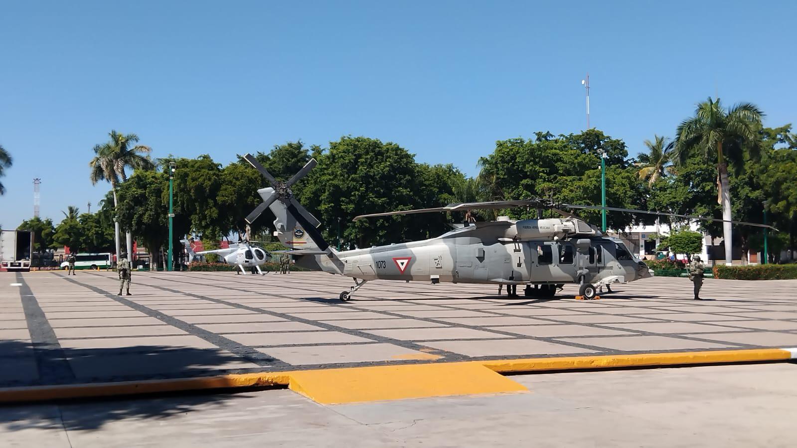 $!Con aterrizaje dos helicópteros, inicia instalación de exposición militar en Palacio de Gobierno