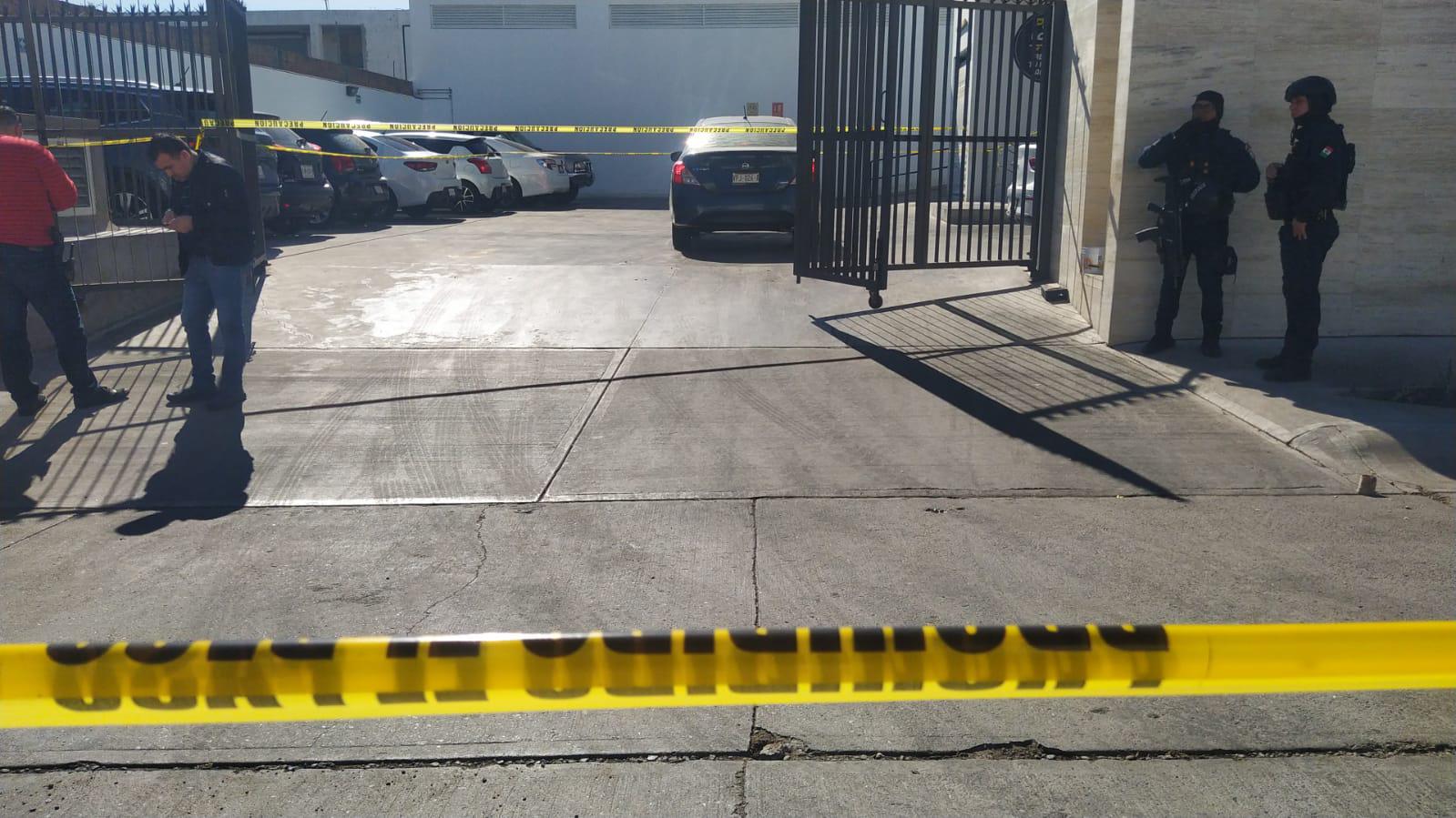 $!Asesinan a balazos a hombre en estacionamiento de restaurante de Culiacán