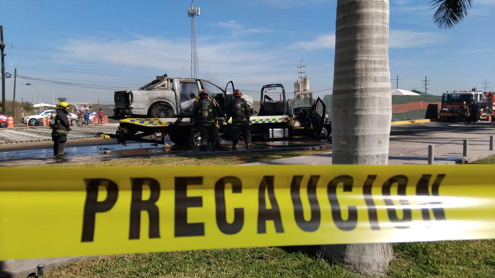 $!Incendian camioneta que transportaba grúa en la salida norte de Culiacán