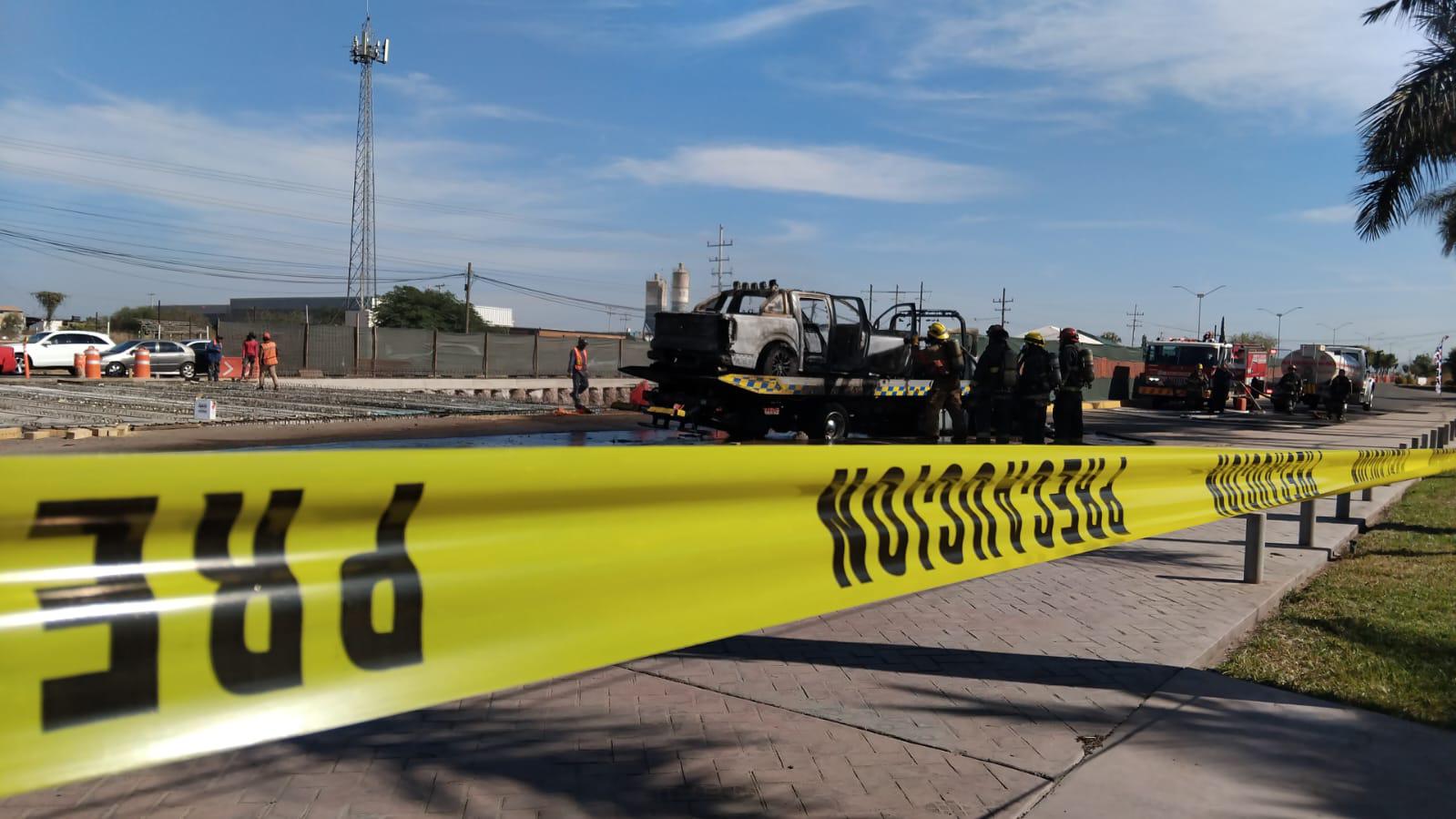 $!Incendian camioneta que transportaba grúa en la salida norte de Culiacán