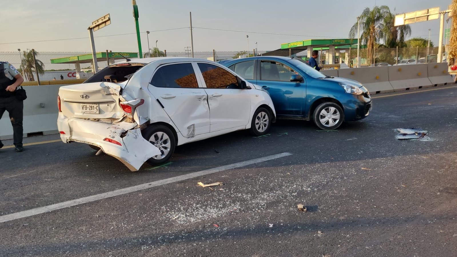 $!Conductores resultan ilesos tras carambola entre un tráiler y varios vehículos en Culiacán