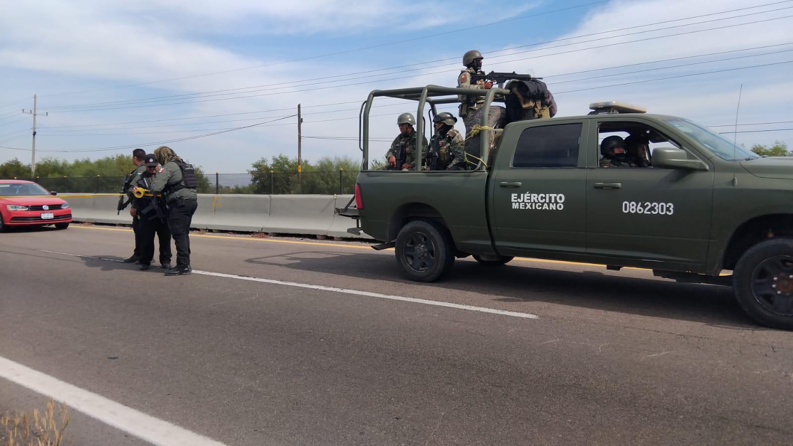 $!Abandonan camioneta con al menos dos cuerpos cerca de El Trébol, en Culiacán