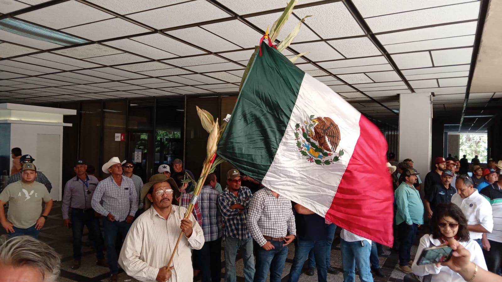 $!Productores agrícolas de Sinaloa hacen oír sus reclamos en Culiacán